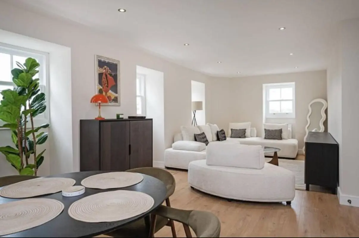 Commercial Road London E1 Interior